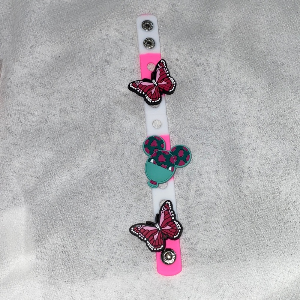 Croc charm bracelet w/3charms